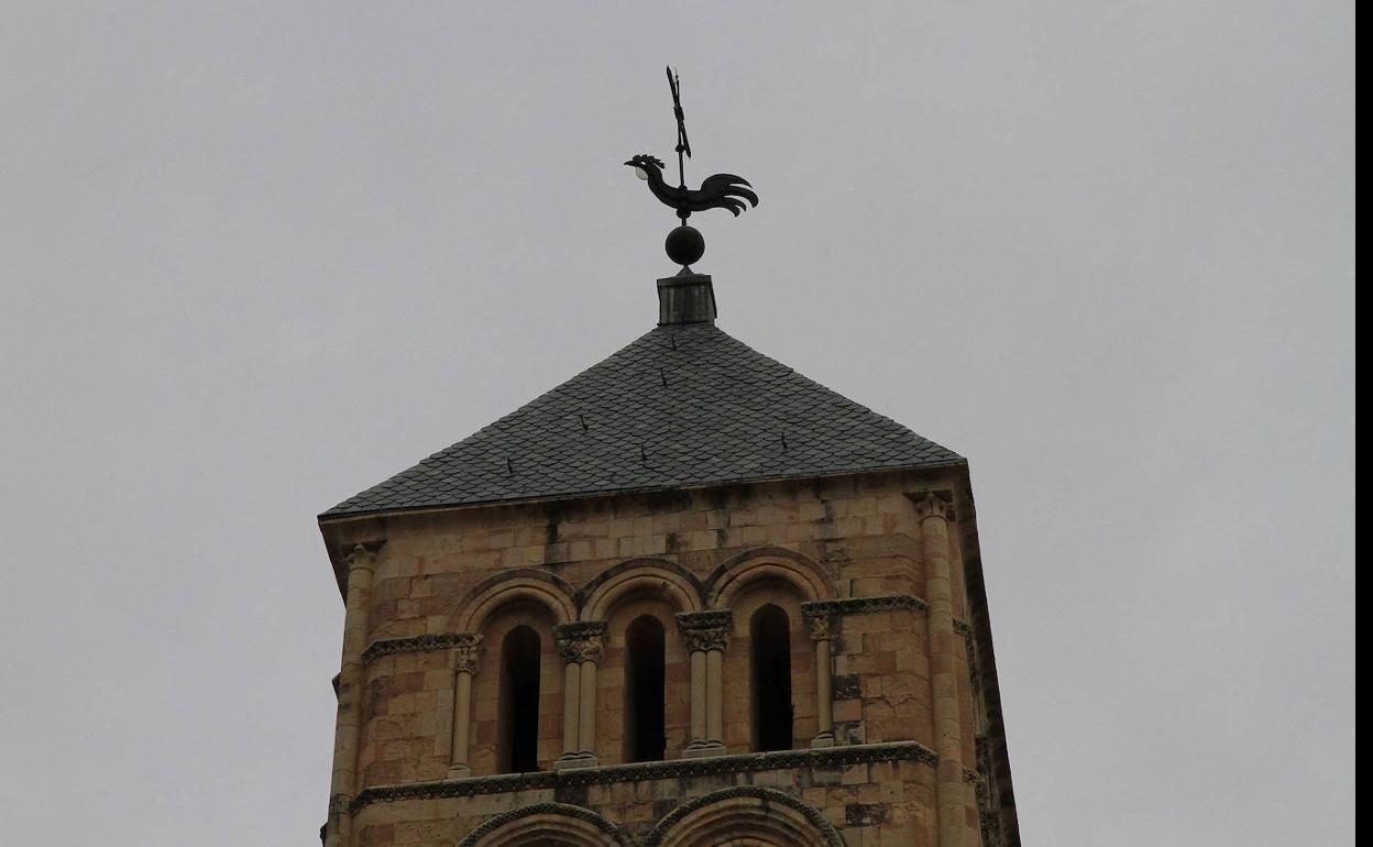 El gallo-veleta que corona el campanario de la iglesia de San Esteban. 