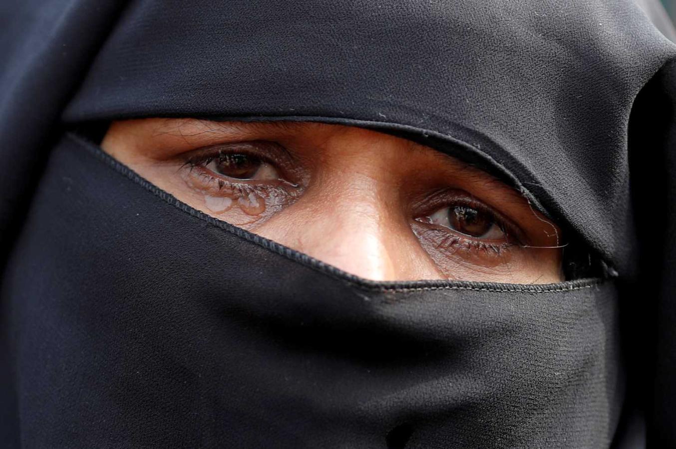 Una mujer llora durante una protesta contra un nuevo proyecto de ley de ciudadanía en Nueva Delhi, India