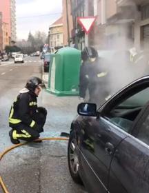 Imagen secundaria 2 - Imágenes del lugar en el que se ha producido el incendio del vehículo.