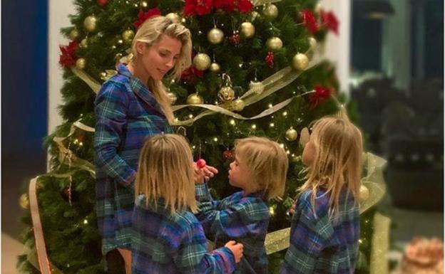 Elsa Pataky, con un pijama a juego con los de sus tres hijos.