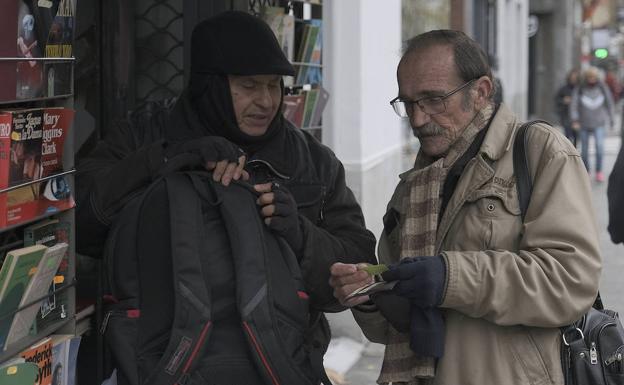 Juan (derecha) logró salir de la calle gracias al apoyo vecinal y ahora se dedica a ayudar a otros sintecho.