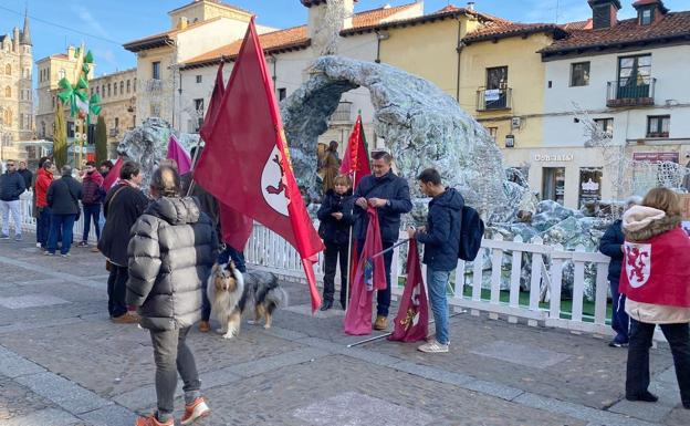 Leonesistas concentrados en la plaza de San Marcelo en la antesala al pleno municipal.