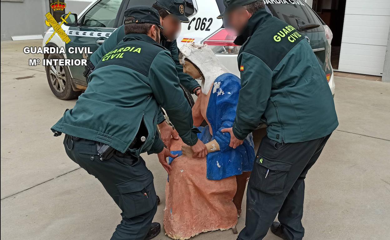 La Guardia Civil, con una de las figuras recuperadas.