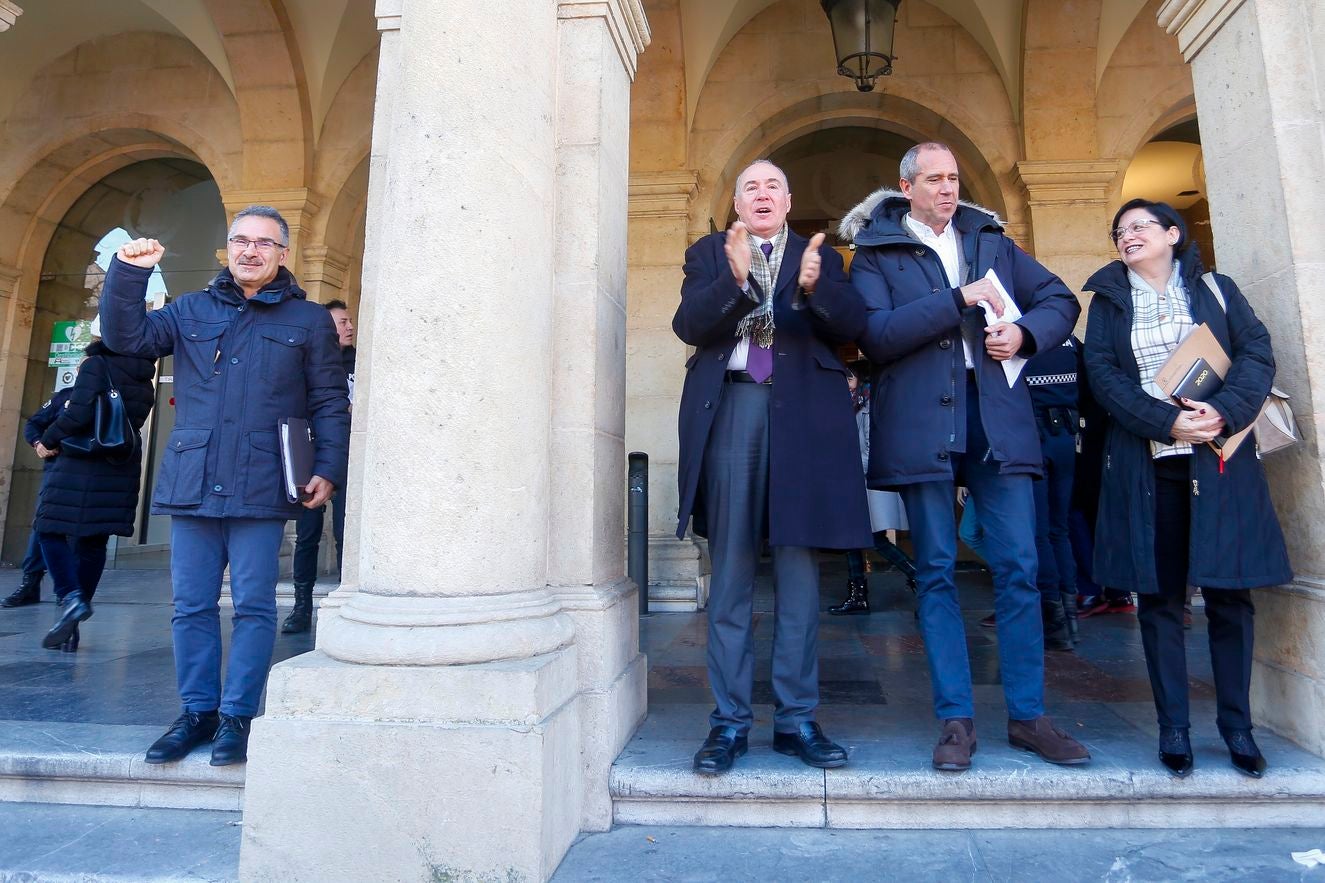 El alcalde de León, José Antonio Diez, saluda a las personas concentradas tras la aprobación de la moción presentada por la UPL para pedir la autonomía de la región leonesa.