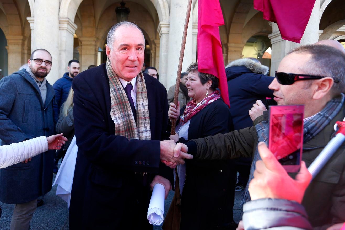 El alcalde de León, José Antonio Diez, saluda a las personas concentradas tras la aprobación de la moción presentada por la UPL para pedir la autonomía de la región leonesa.