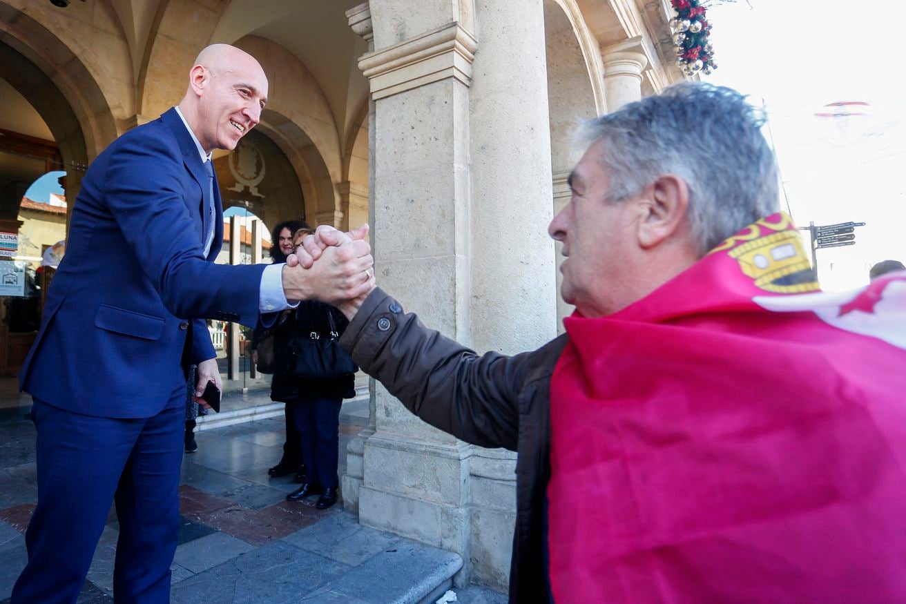 El alcalde de León, José Antonio Diez, saluda a las personas concentradas tras la aprobación de la moción presentada por la UPL para pedir la autonomía de la región leonesa.