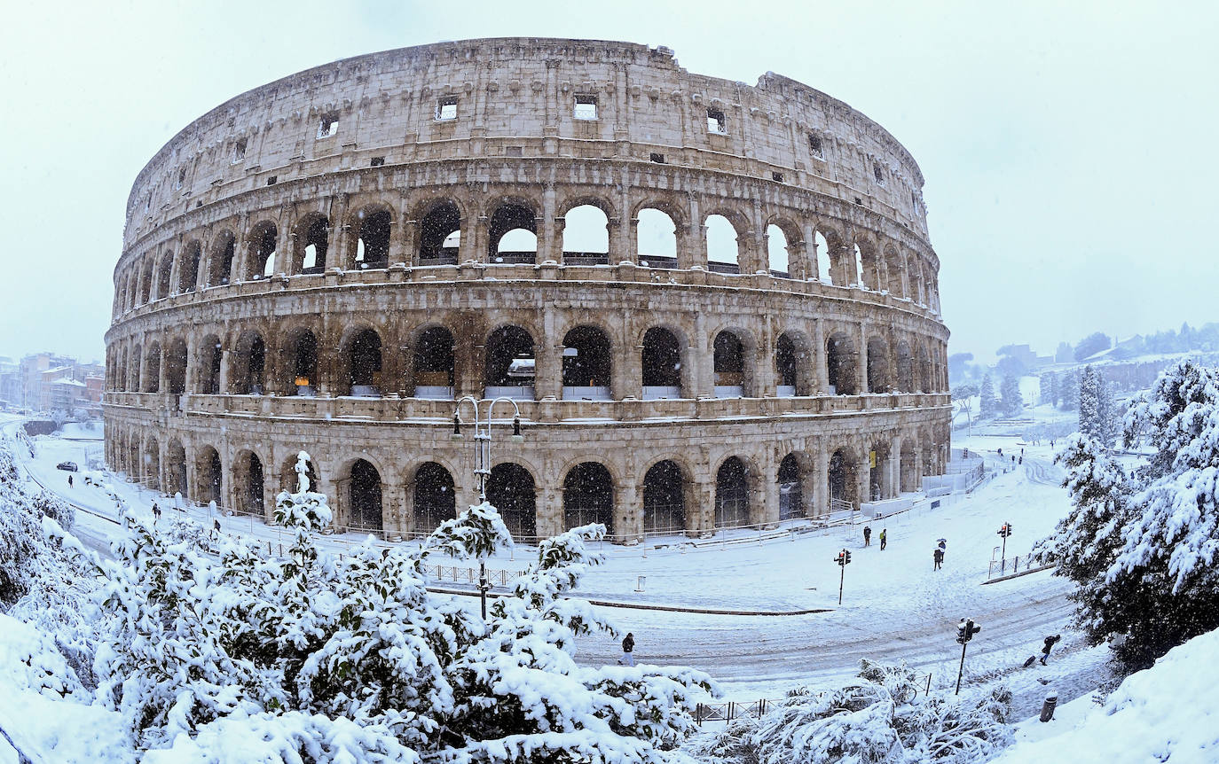 En Roma, igual que en el resto de Italia, la tradición marca tomar lentejas para celebrar la Nochevieja. La ciudad se llena de fuegos artificiales y de conciertos de artistas italianos en algunas de sus emblemáticas plazas.