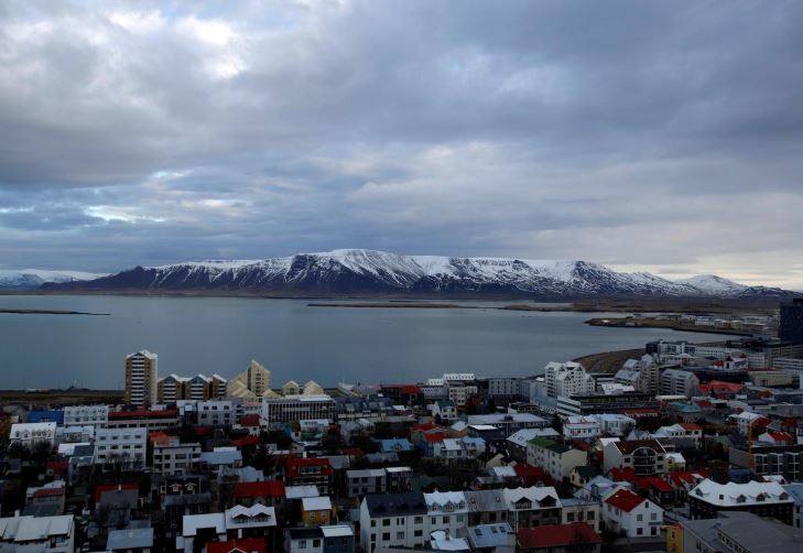 La costumbre en Islandia es cenar en familia y después reunirse con los vecinos alrededor de una hoguera, una tradición denominada ‘Brenna’ que se remonta a la Edad Media. Antes de la medianoche comienza el espectáculo de fuegos artificiales, organizado de forma colectiva por los propios ciudadanos.