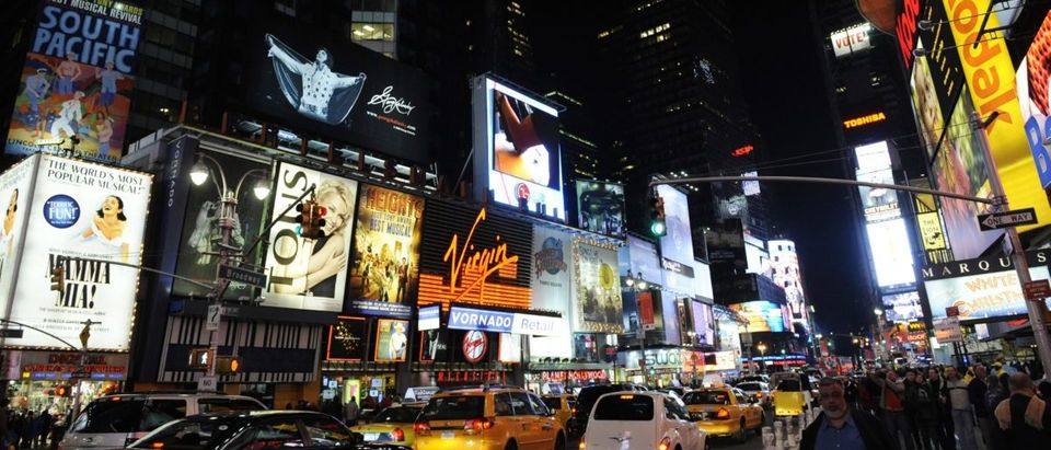 El centro de la celebración de Nochevieja en Nueva York es la plaza de Times Square, donde una gran bola desciende para marcar el inicio del año nuevo. Antes de la caída de la bola, la fiesta se ameniza con diversas actuaciones musicales. 