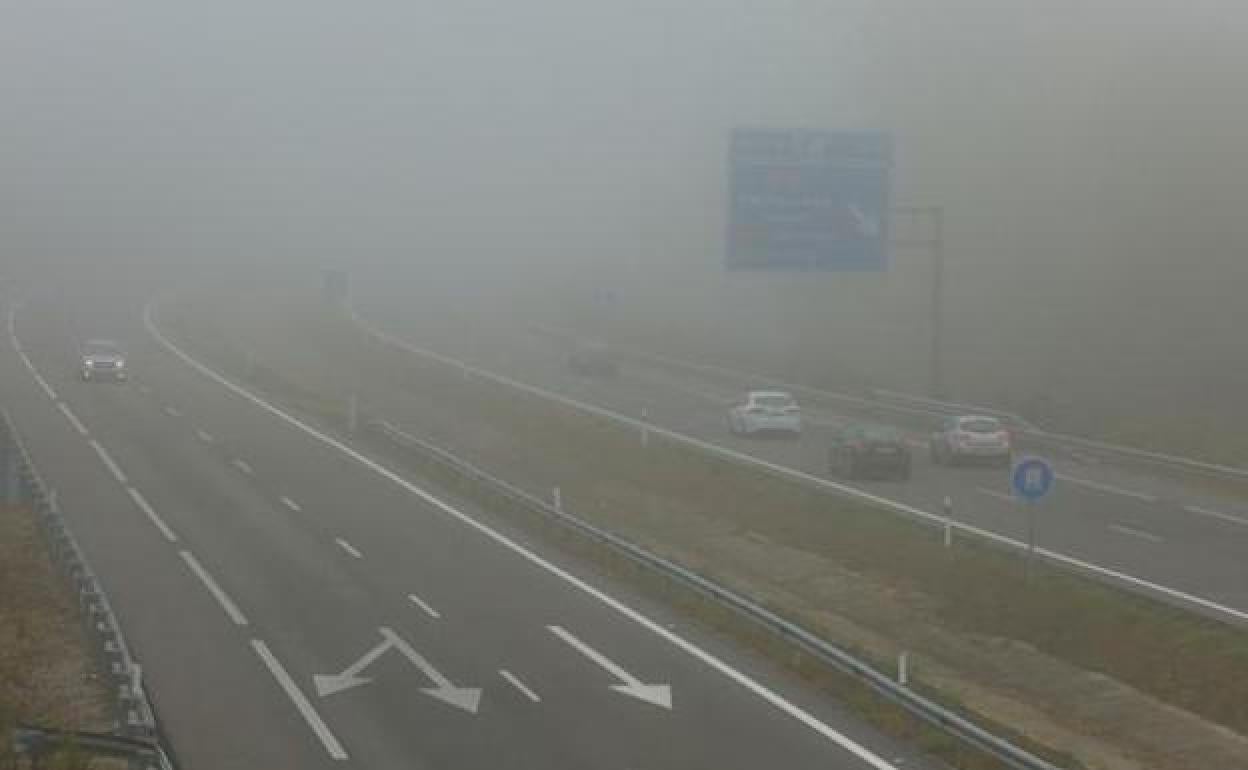 La niebla dificulta la visibilidad para la conducción en la A-6 a la altura de San Miguel de las Dueñas