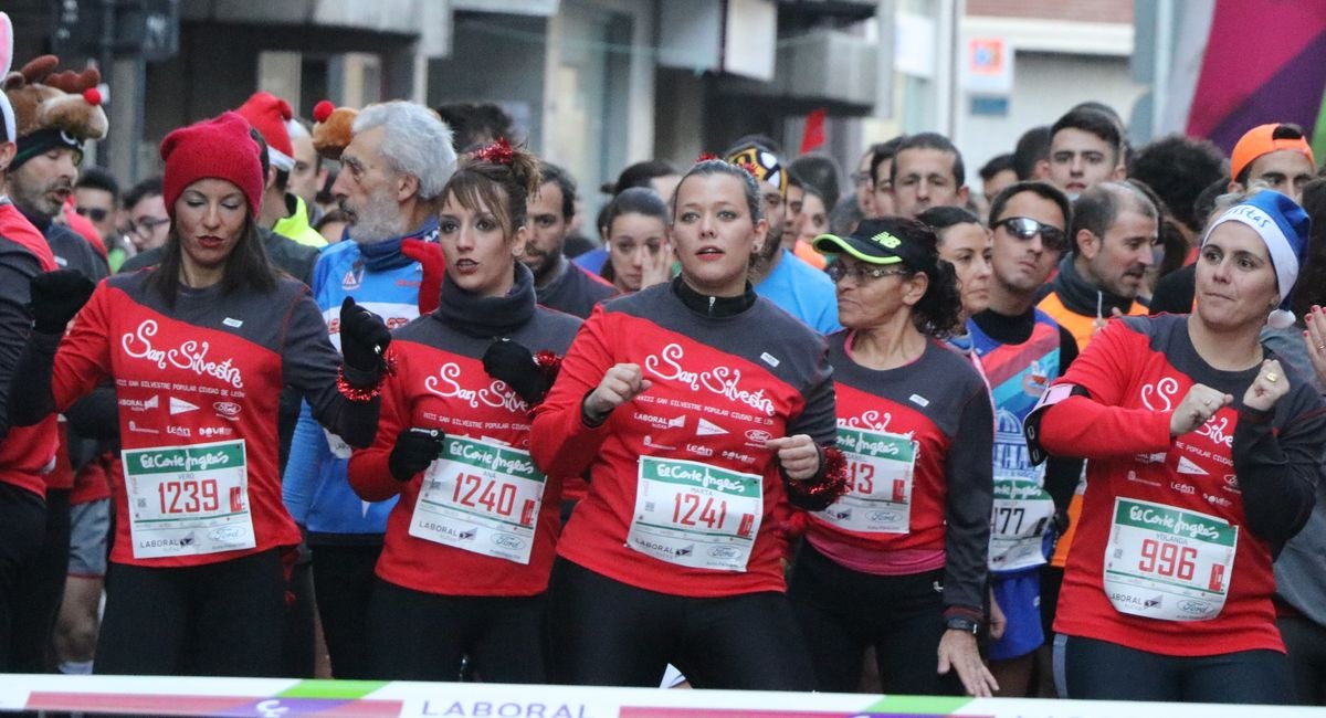 Cientos de leoneses se han calzado las zapatillas para correr la prueba larga de la San Silvestre de León en el último domingo del año.