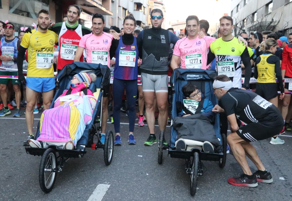 Cientos de leoneses se han calzado las zapatillas para correr la prueba larga de la San Silvestre de León en el último domingo del año.