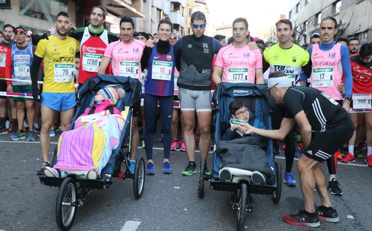 Cientos de leoneses se han calzado las zapatillas para correr la prueba larga de la San Silvestre de León en el último domingo del año.