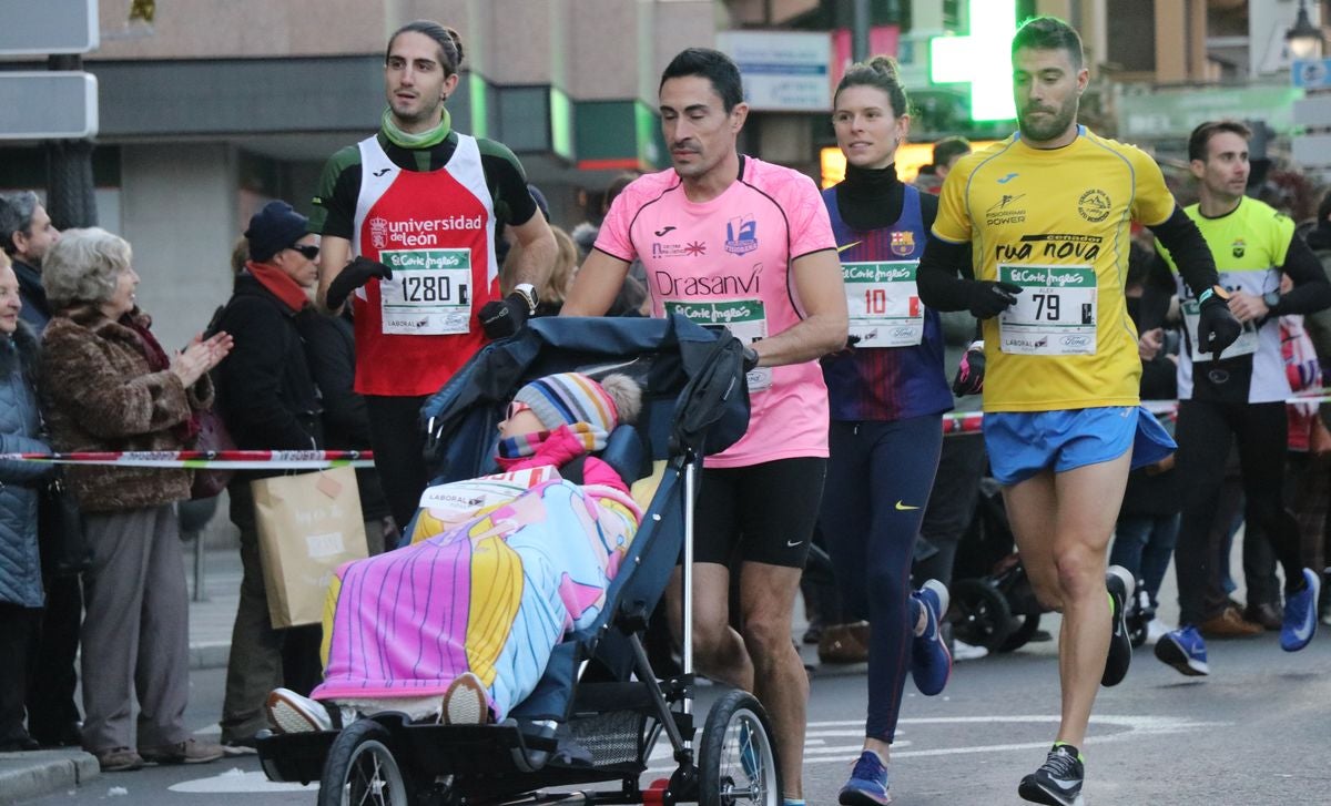 Cientos de leoneses se han calzado las zapatillas para correr la prueba larga de la San Silvestre de León en el último domingo del año.