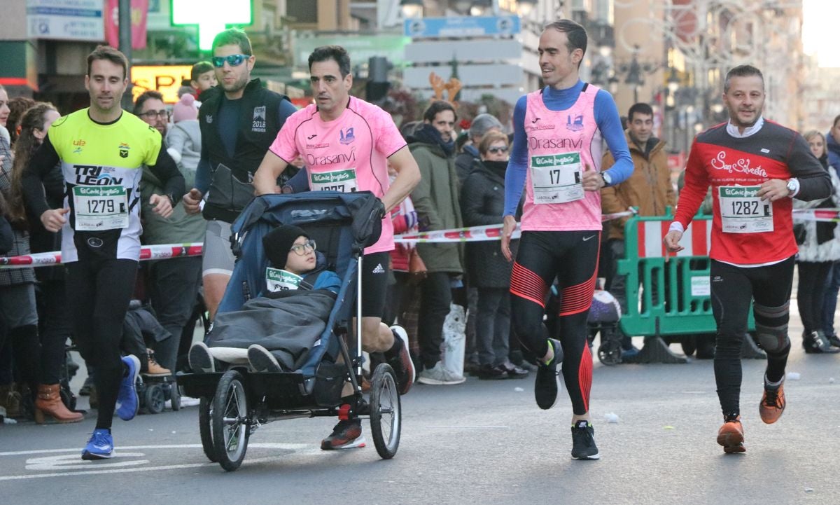 Cientos de leoneses se han calzado las zapatillas para correr la prueba larga de la San Silvestre de León en el último domingo del año.