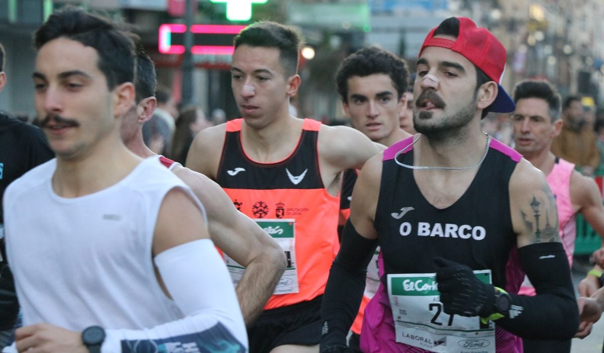 Cientos de leoneses se han calzado las zapatillas para correr la prueba larga de la San Silvestre de León en el último domingo del año.