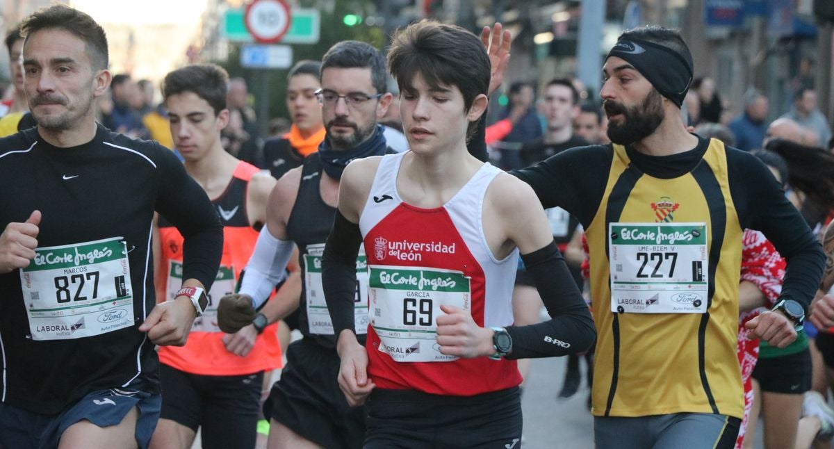 Cientos de leoneses se han calzado las zapatillas para correr la prueba larga de la San Silvestre de León en el último domingo del año.