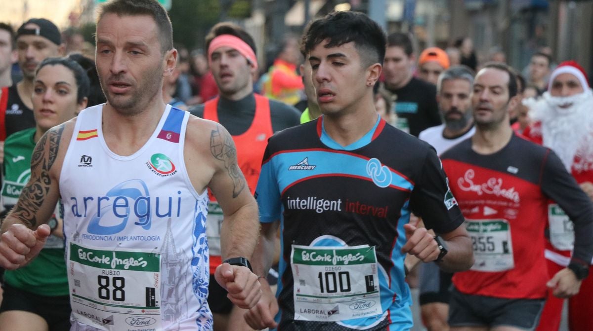 Cientos de leoneses se han calzado las zapatillas para correr la prueba larga de la San Silvestre de León en el último domingo del año.