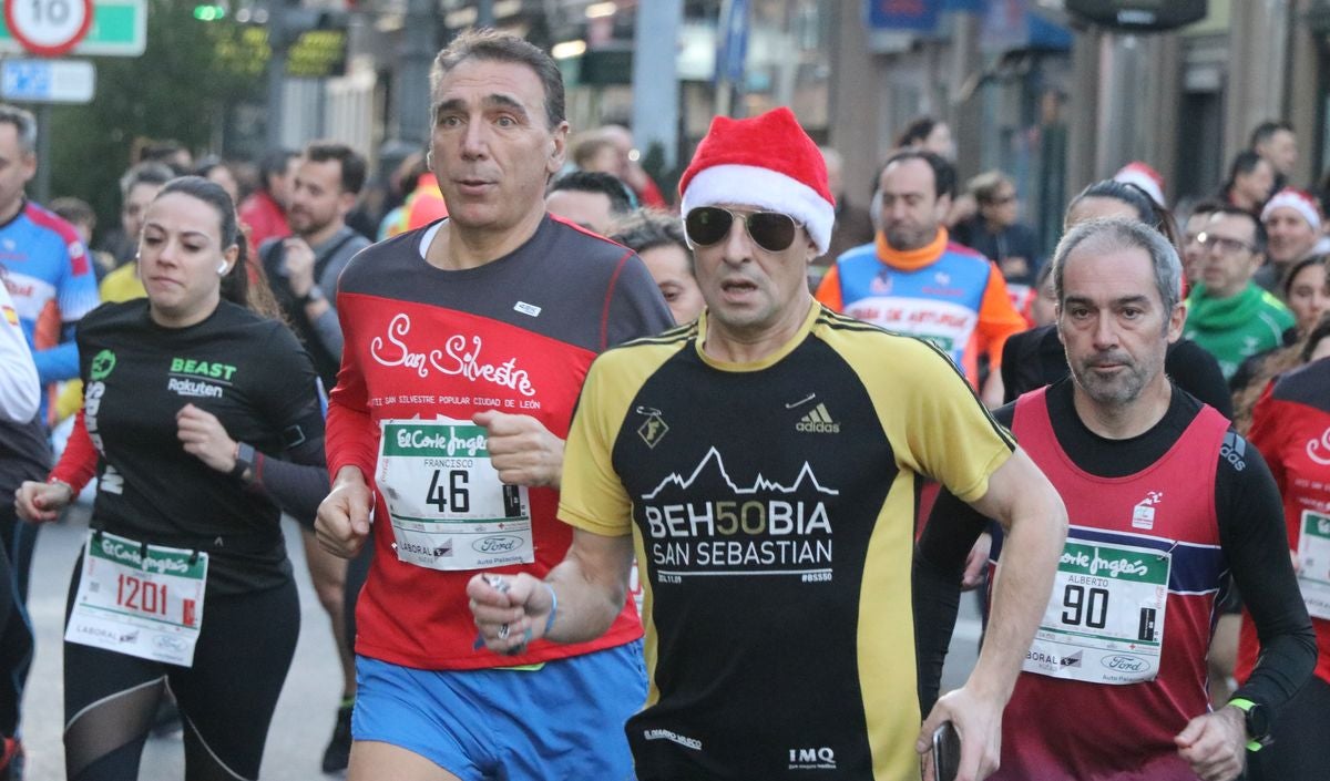 Cientos de leoneses se han calzado las zapatillas para correr la prueba larga de la San Silvestre de León en el último domingo del año.