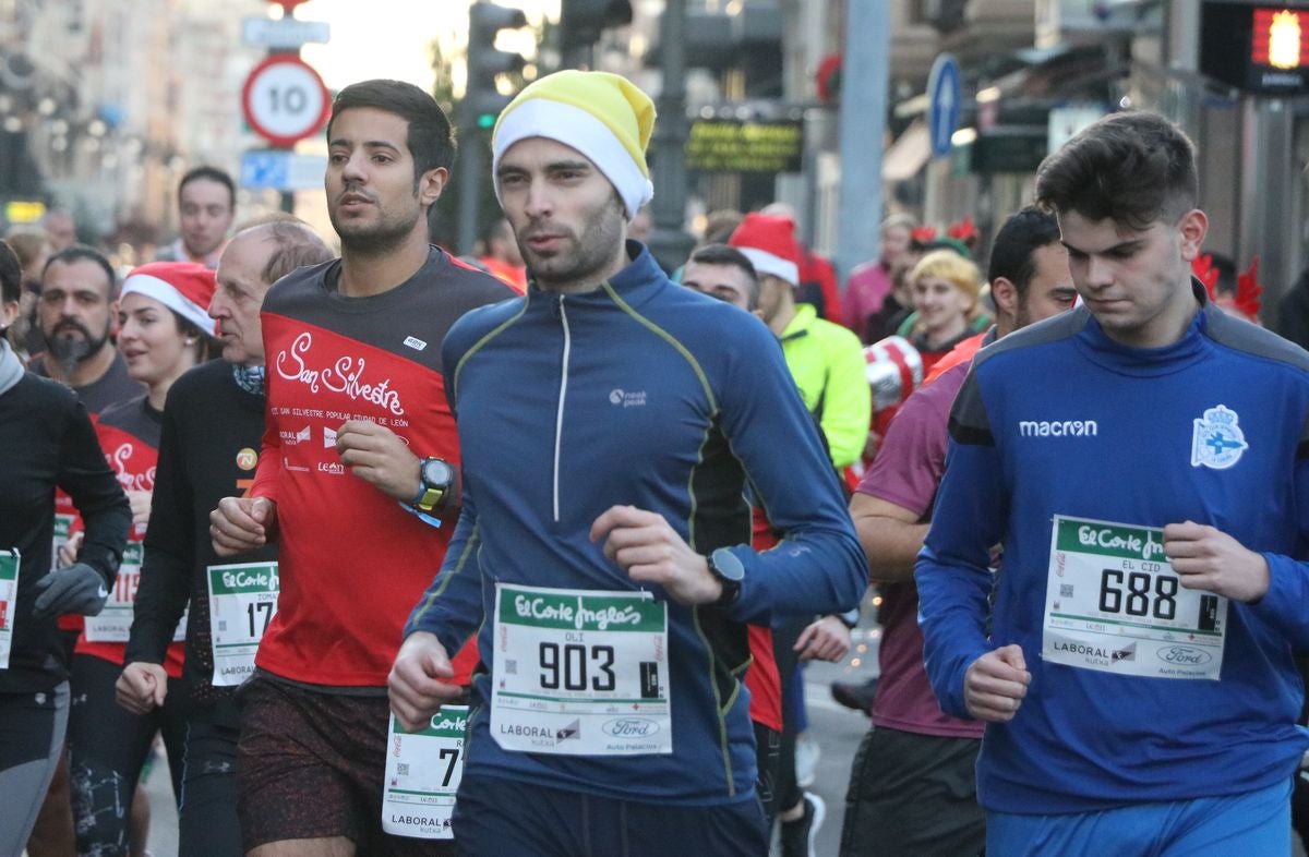 Cientos de leoneses se han calzado las zapatillas para correr la prueba larga de la San Silvestre de León en el último domingo del año.