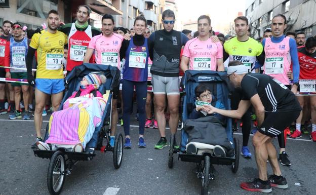 Galería. Los corredores de Fisiorama, con los miembros de Aspace que disputaron la San Silvestre de León.