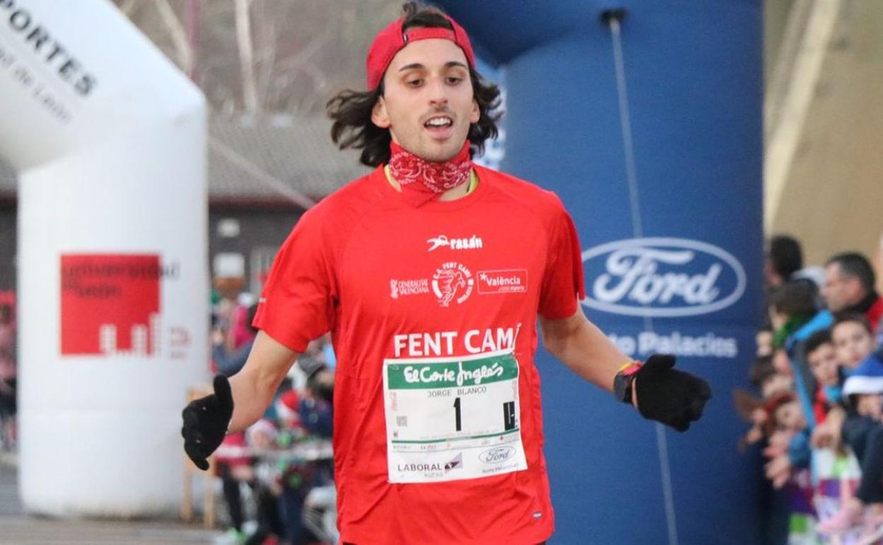 Jorge Blanco celebra la victoria en la San Silvestre de León.