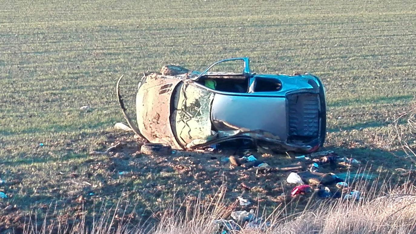 Dos personas fallecidas al sufrir una salida de vía con su vehículo en San Pedro de Valderaduey.