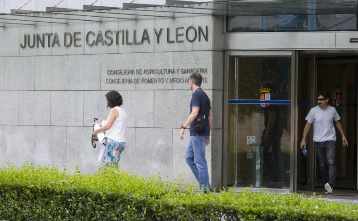 Entrada a las consejería de Agricultura y Ganadería y Fomento y Medio Ambiente.