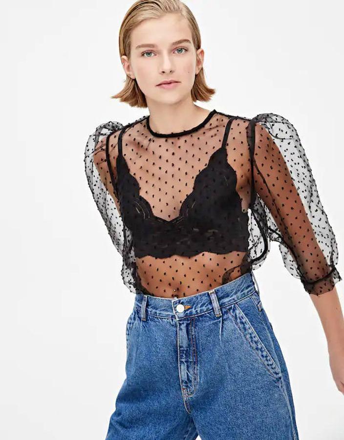 Blusa de plumeti con mangas abullonadas de Pull & Bear (17,99 euros).