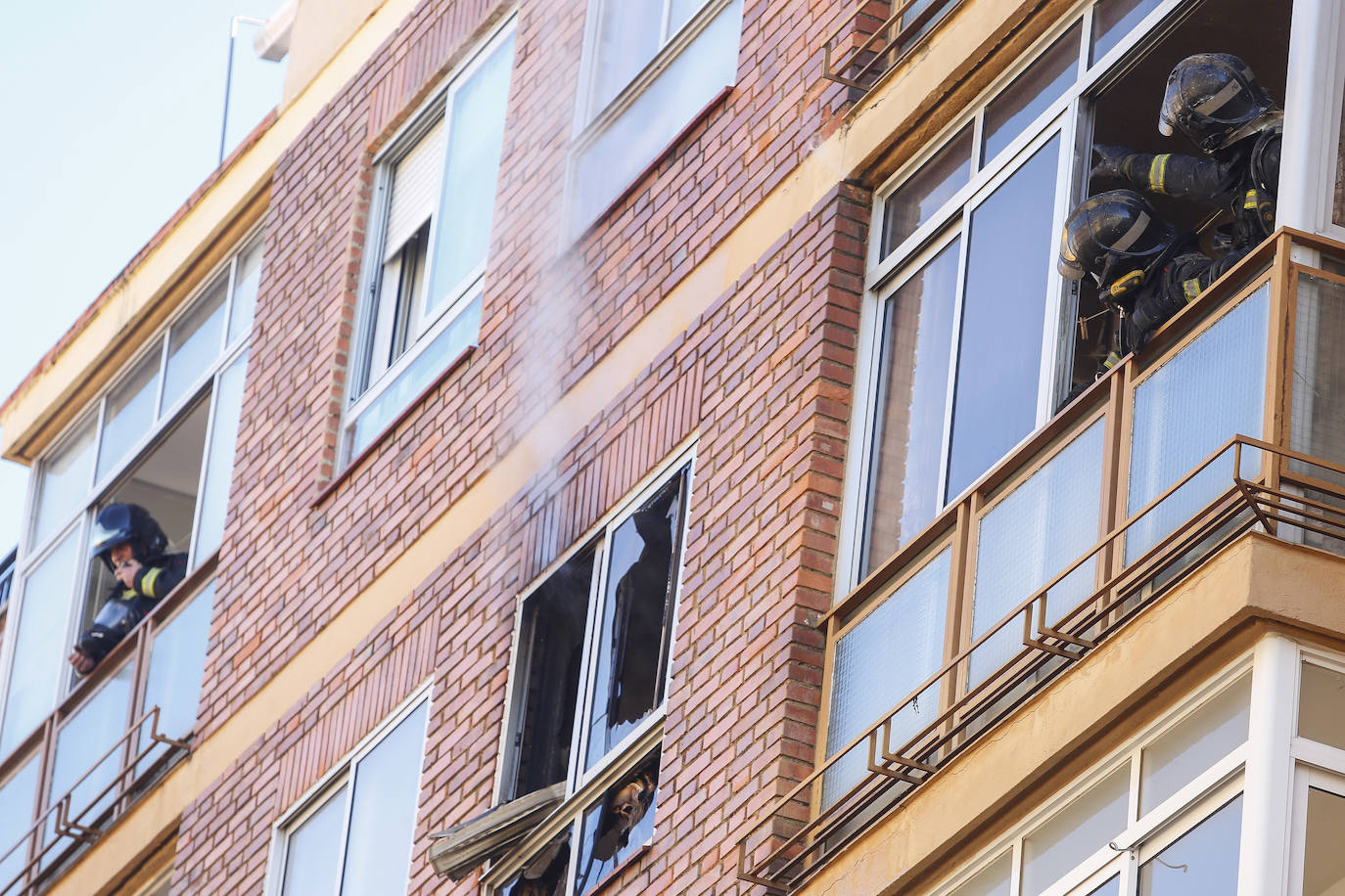 Desalojan un edificio tras un grave incendio en un piso en León capital