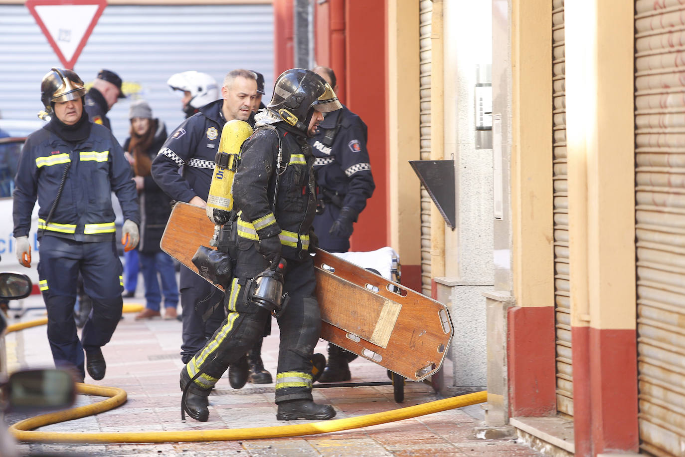 Desalojan un edificio tras un grave incendio en un piso en León capital