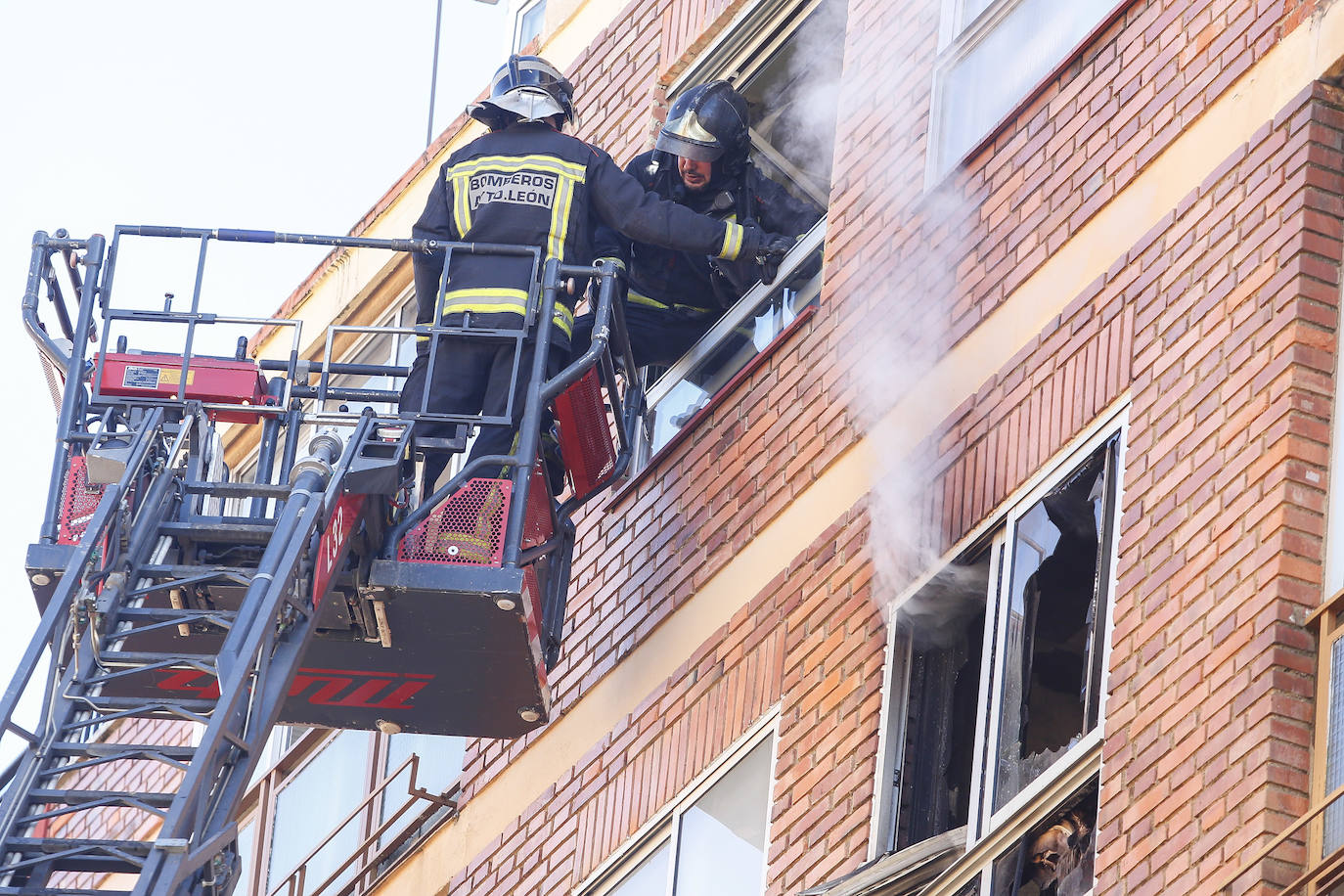 Desalojan un edificio tras un grave incendio en un piso en León capital