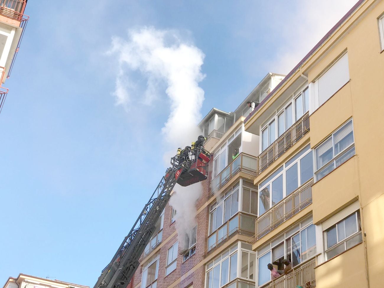 Desalojan un edificio tras un grave incendio en un piso en León capital