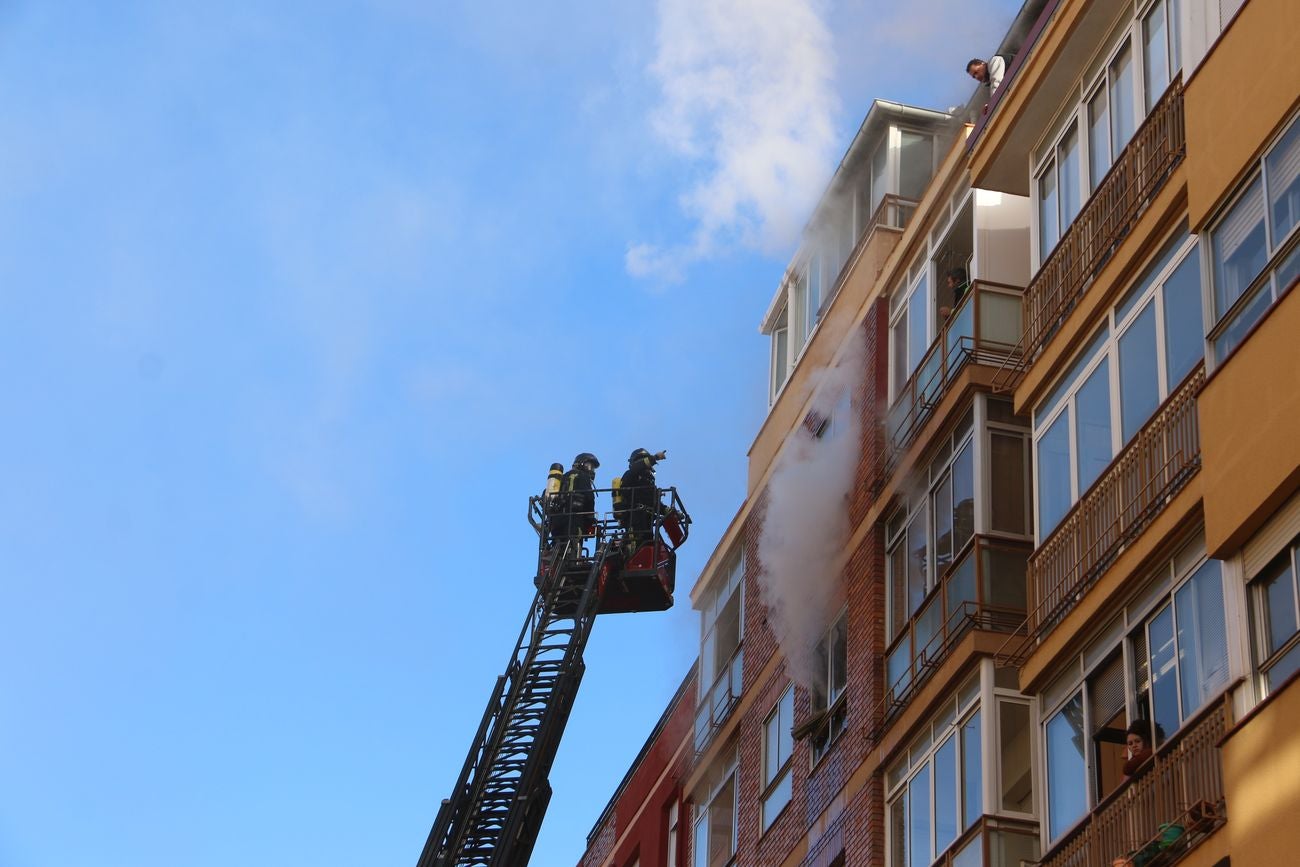 Desalojan un edificio tras un grave incendio en un piso en León capital