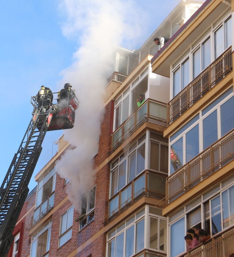 Desalojan un edificio tras un grave incendio en un piso en León capital