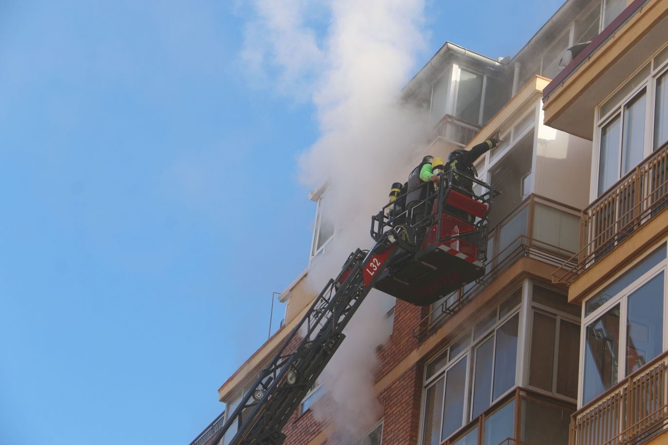 Desalojan un edificio tras un grave incendio en un piso en León capital