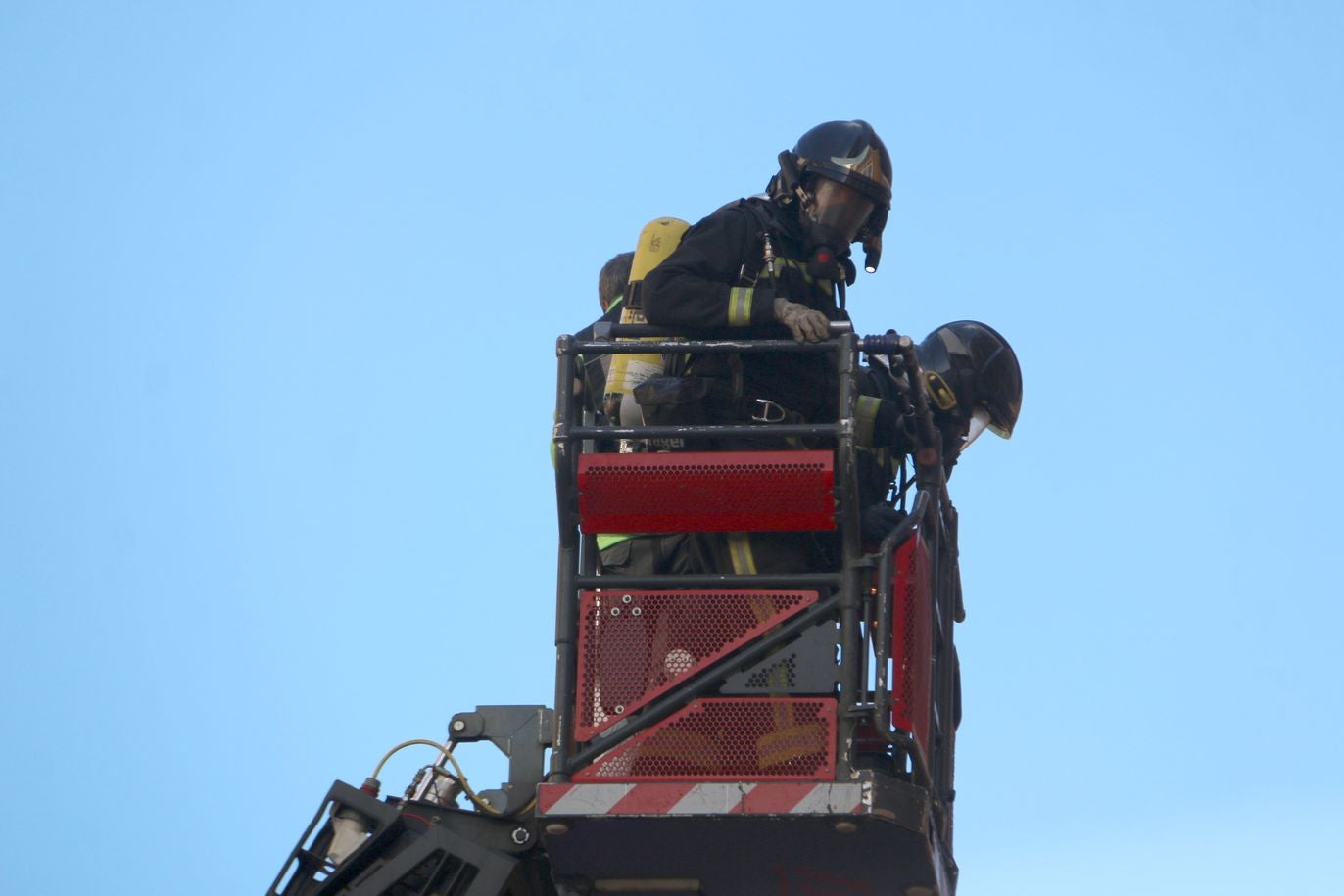 Desalojan un edificio tras un grave incendio en un piso en León capital