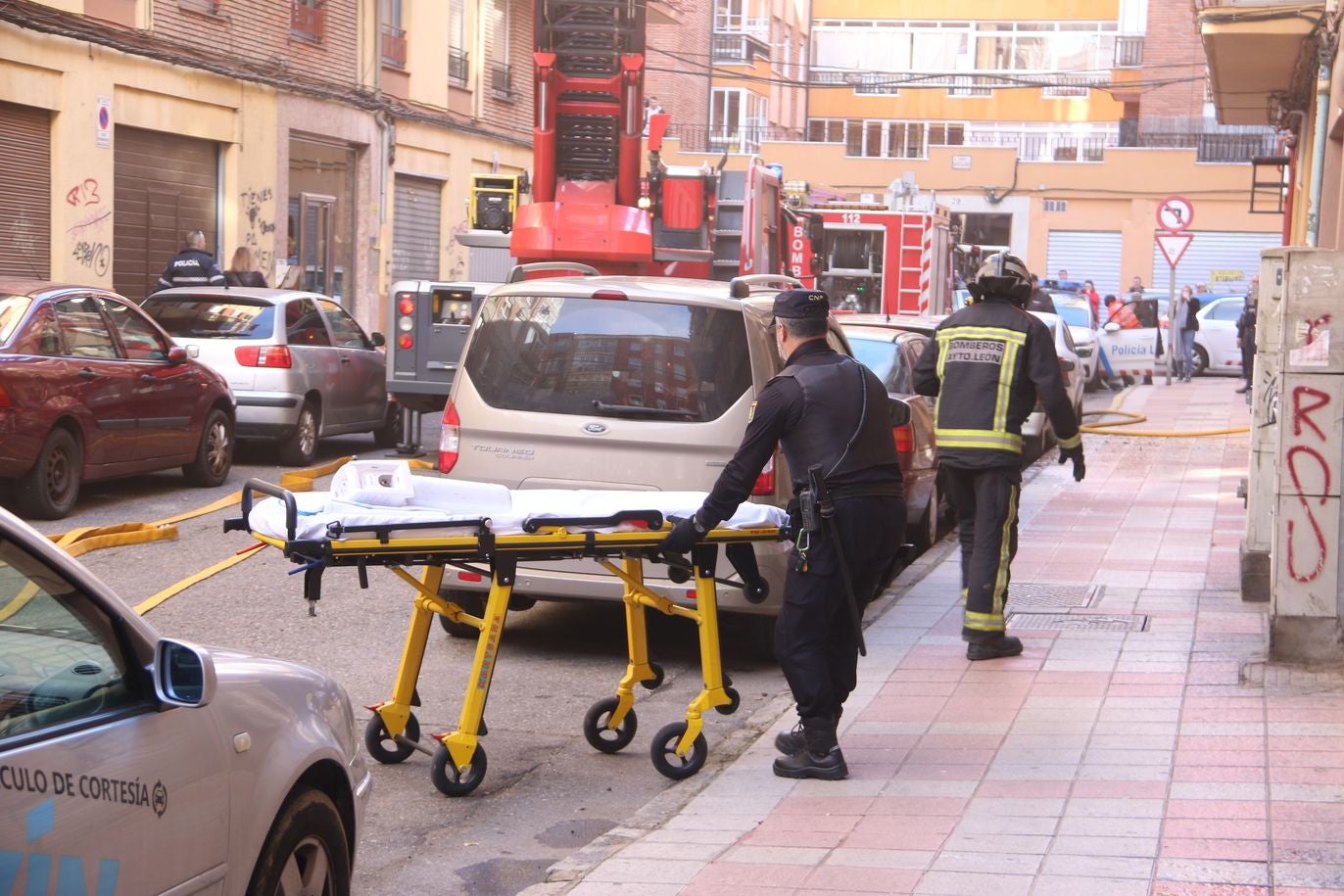 Desalojan un edificio tras un grave incendio en un piso en León capital