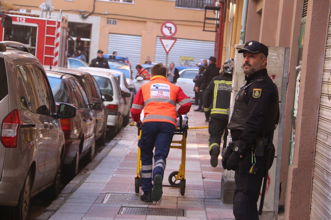 Desalojan un edificio tras un grave incendio en un piso en León capital