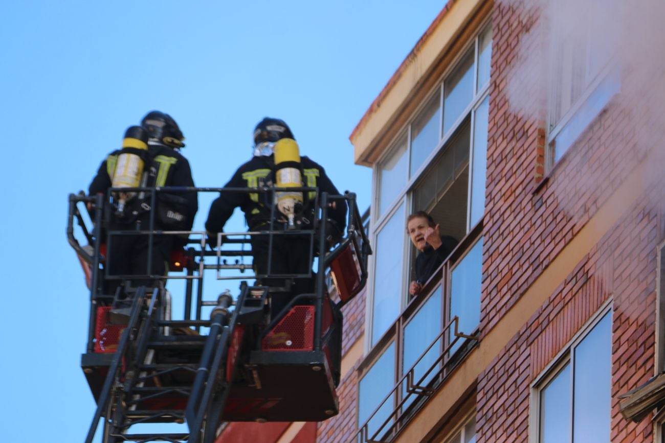 Desalojan un edificio tras un grave incendio en un piso en León capital