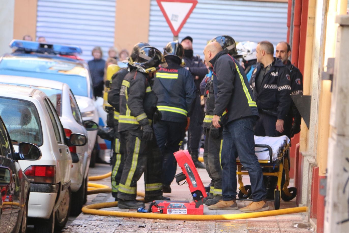 Desalojan un edificio tras un grave incendio en un piso en León capital