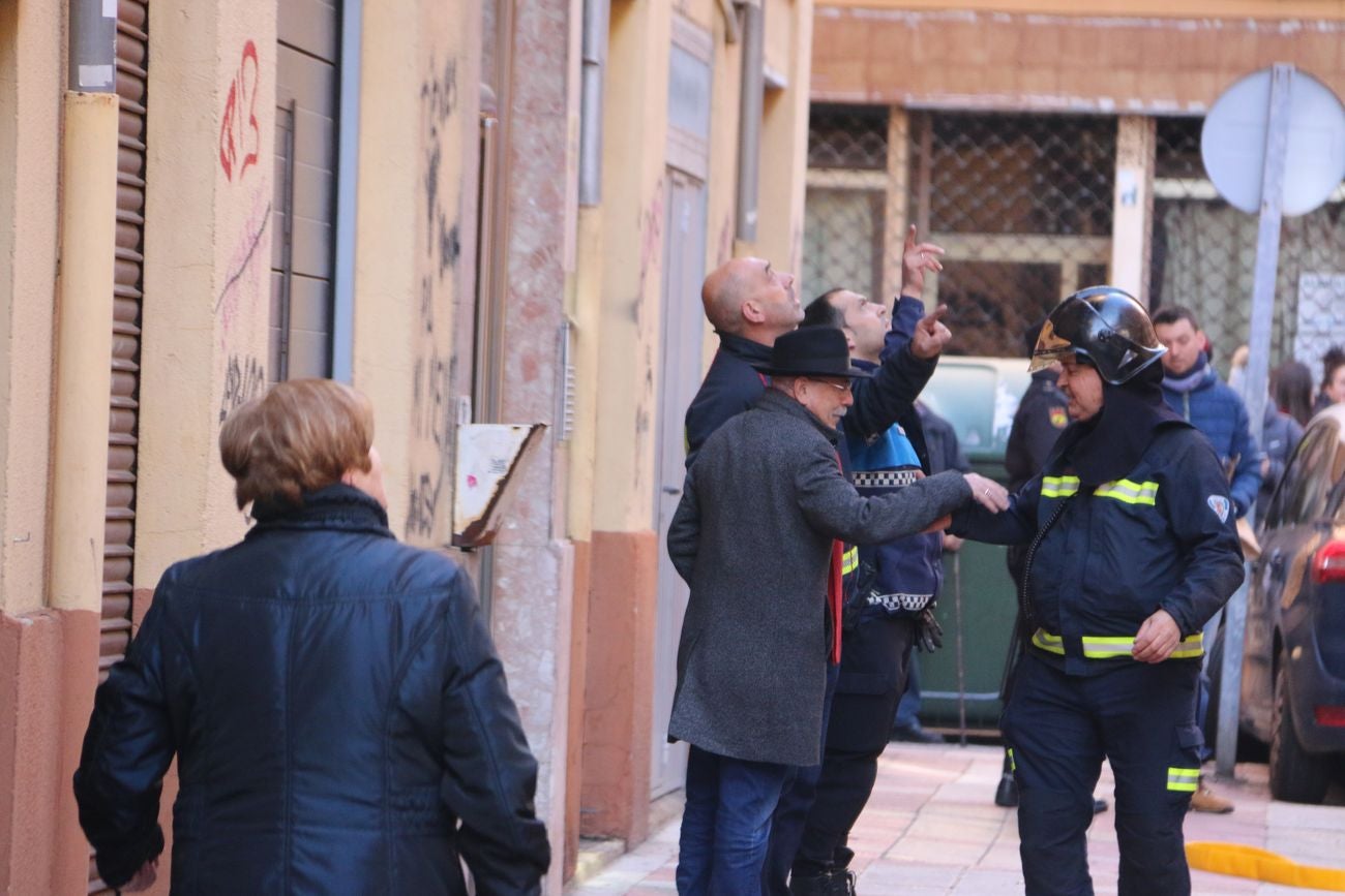 Desalojan un edificio tras un grave incendio en un piso en León capital