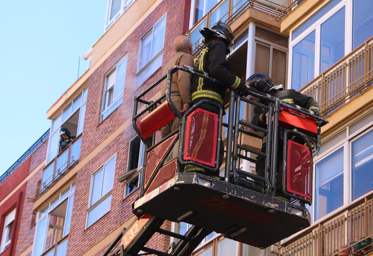 Desalojan un edificio tras un grave incendio en un piso en León capital