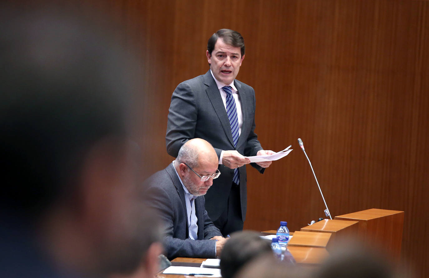 El presidente de la Junta, Alfonso Fernández Mañueco, durante el Pleno de las Cortes de Castilla y León.