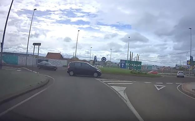 Peligroso conductor en una rotonda de León