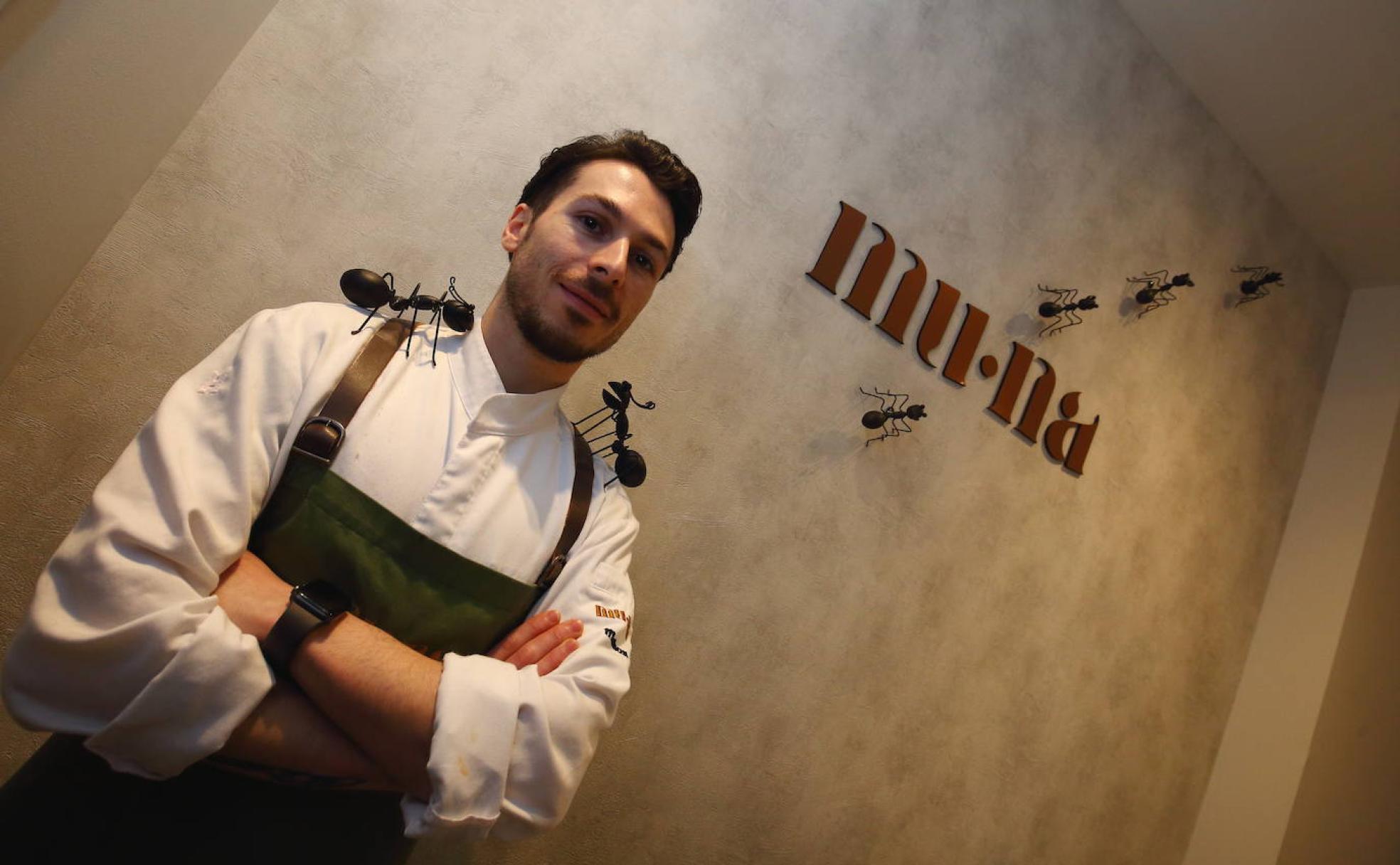 Samuel Naveira, cocinero berciano nominado al Premio Cocinero Revelación Madrid Fusión, en su restaurante Mu·na de Ponferrada