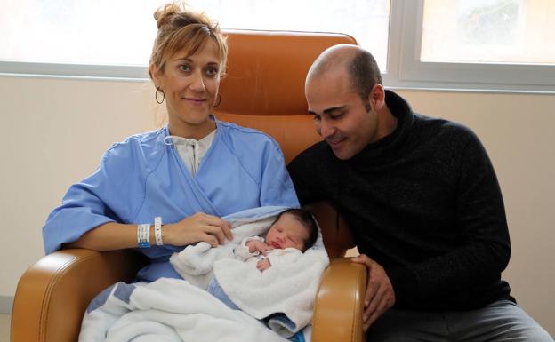 Juan Cuadrado y Beatriz Cruz, padres de un niño de 2,6 kilos llamado Martín.