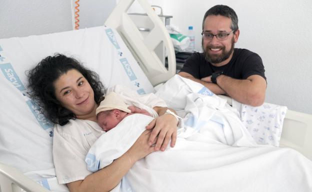 El primer niño nacido en el 2020 en Salamanca, Leo, junto a sus padres Maika y Jesús.