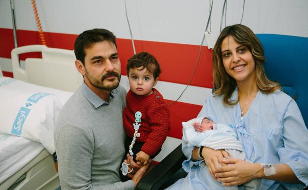 Pablo, primer bebé nacido en 2020 en Soria, junto a sus padres Noelia y David y su hermano.