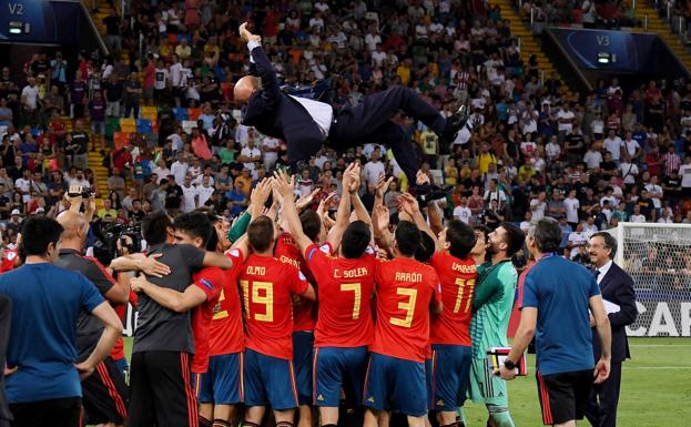 Luis de la Fuente, 'manteado' por los componentes de la selección que se proclamó campeona de Europa sub-21 el pasado mes de junio. 